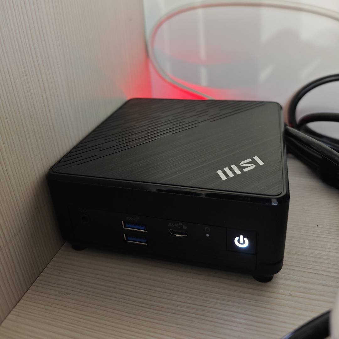 MSI Cubi N стоит на верхней полке шкафа в углу коридора, где работает круглосуточно.